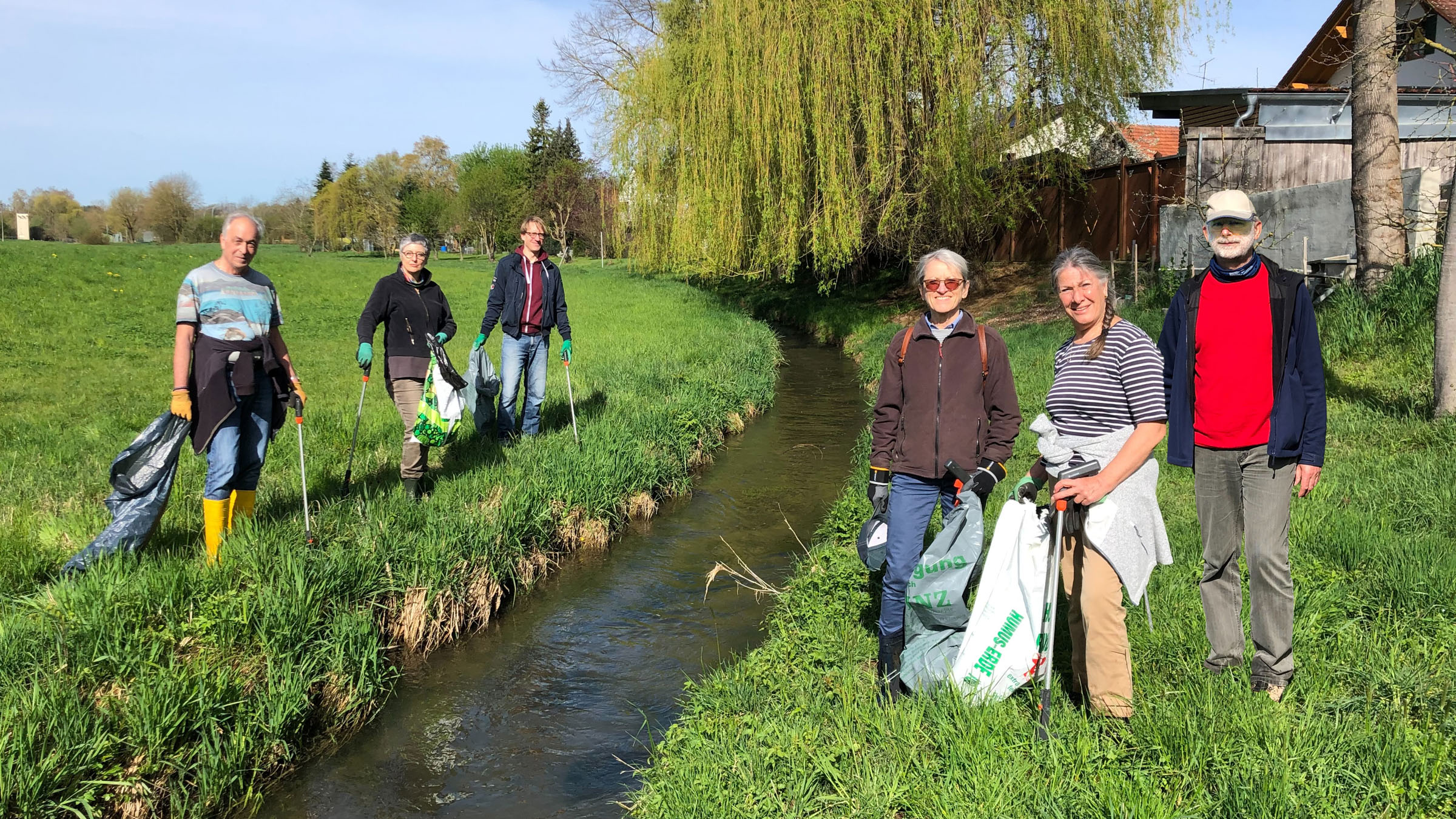 Bild: Heinrich Inkoferer Mitglieder der Ortsgruppe Holledauer Eck beim Müllsammeln am Further Bach