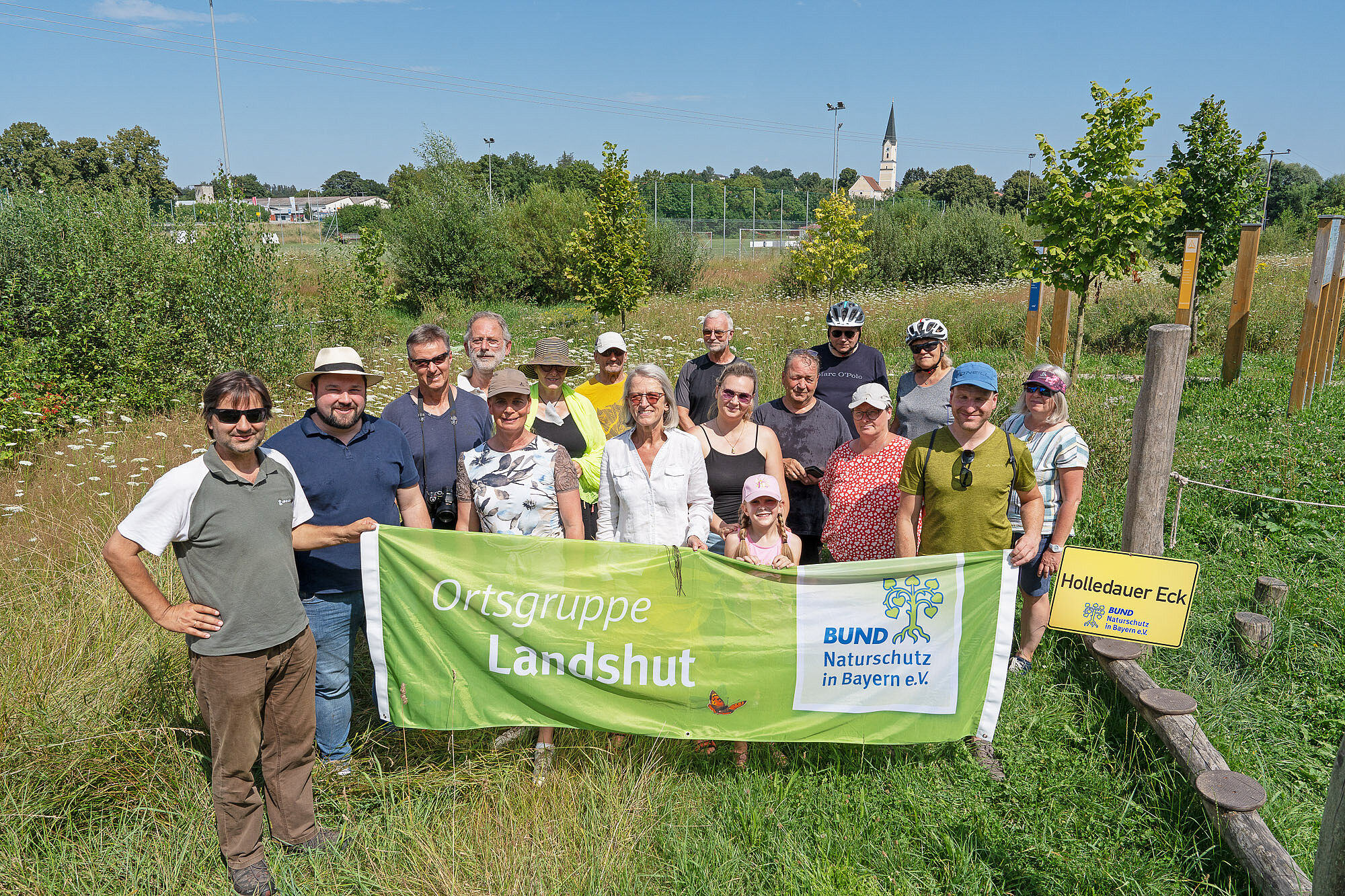 Die Radlergruppe vor der renaturierten Fläche⎜Bild: Heinrich inkoferer