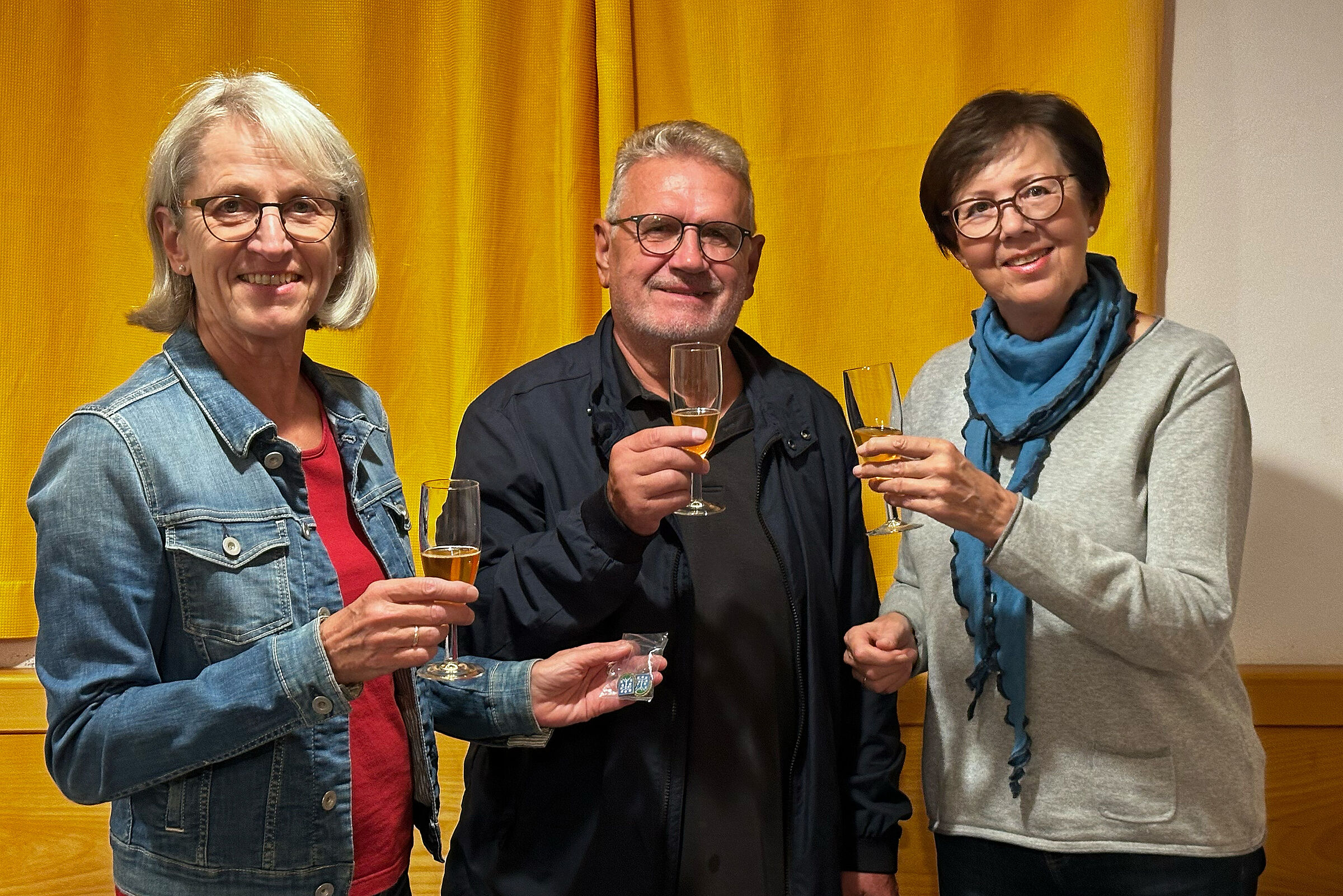 OG Holledauer Eck - Ehrung / Bild. H.Inkoferer Fam. Spitzer bekommt die Ehrennadel in Bronze für ihre 25 Jährige Mitgliedschaft beim BN