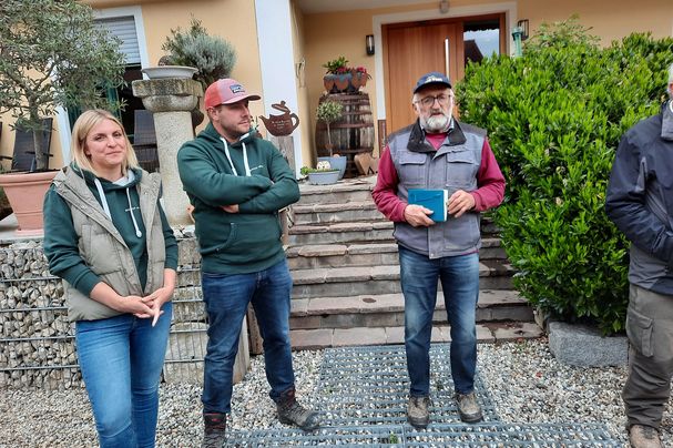 Teresa und Valentin Nitzl (von links) führten durch den Biohof. Martin Lackermeier vom BN wusste einführende Worte. Foto von BN Teresa und Valentin Nitzl (von links) führten durch den Biohof. Martin Lackermeier vom BN wusste einführende Worte. Foto von BN