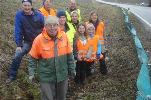 Die ehrenamtlichen Helfer nach dem Aufbau der Amphibienschutzzäune. Foto: Stefan Englbrecht