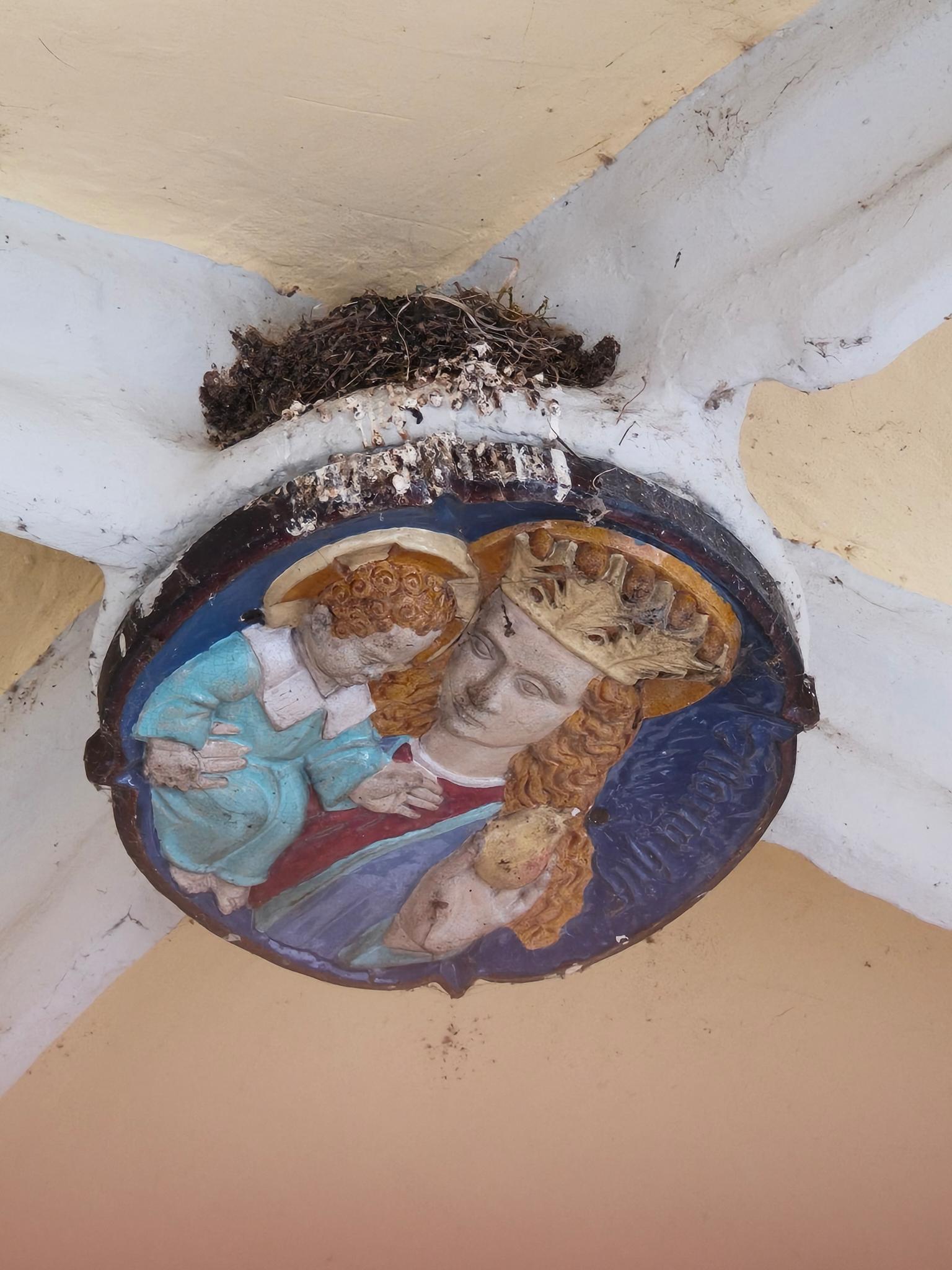Schwalben Nest im Kreuzgewölbe | Bild: Christine Dax Schwalben Nest im Kreuzgewölbe